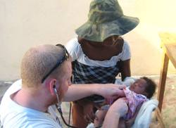 Dr. Philip Fischer wurde nicht nur in seinem Fachgebiet, der Chirurgie, gebraucht. Foto: humedica