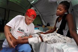 Wenn die Knochenbrüche verheilt sind, kann die Physiotherapie ansetzen. Foto: humedica/Jens Großmann