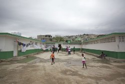 Vor den Renovierungs- und Säuberungsmaßnahmen glich das Gebäude kaum einer funktionierenden Klinik. Foto: humedica/Susanne Merkel