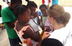 Unterrichtsstunde in Medizin: nach der Behandlung nimmt sich das humedica-Team Zeit für Fragen und Anliegen der kleinen und großen Patienten. Foto: humedica