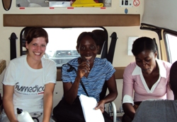 Ärztin Anne Schmitt gemeinsam mit lokalen Krankenschwestern auf dem Weg in umliegende Dörfer. Foto: humedica/Anne Schmitt