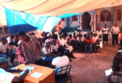 Ein provisorisch vor Sonne und Regen geschützter Wartebereich für die Patienten. Foto: humedica/Anne Schmitt