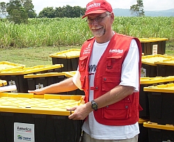 humedica-Landesdirektor René Lako bei der Verteilung von 2600 Shelter Kits an bedürftige Familien; die Aktion wurde durch das Auswärtige Amt der BRD finanziert. Foto: humedica