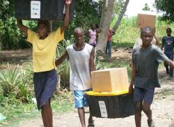 Abtransport der Shelterkits. Foto: Habitat for Humanity Deutschland