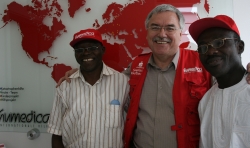 Wolfgang Groß begrüßte Antoine Kpehounton (rechts) und Dr. Gaspard Gbessi (links) in der humedica-Hauptzentrale. Foto: humedica