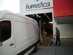 Die Firma "Neda Transport" aus Memmingen brachte 4000 Hygienekits ins Erdbebengebiet. Foto: humedica/Wolfgang Groß
