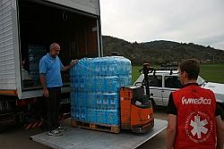 Koordinator Markus Köhler verteilt gemeinsam mit lokalen Partnern bereits seit Dienstag Hilfsgüter. Foto: humedica