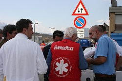 Professor Dr. Bernd-Dieter Domres im Gespräch mit italienischen Helfern: Seine Erfahrung im Bereich Katastrophenhilfe ist auch in Italien gefragt. Foto: humedica/Markus Köhler