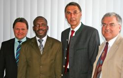 Oberbürgermeister Stefan Bosse, S.E. Botschafter Isidore Bio, Landrat Johann Fleschhut undhumedica-Geschäftsführer Wolfgang Groß. Foto: humedica