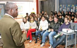 Der Botschafter Benins erzählt den Schülern von seiner Heimat. Foto: humedica