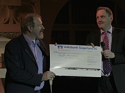 Einmal mehr konnte Dr. Martin Müller (links), Arzt im ehrenamtlichen Einsatz fürhumedica, eine Spende der Kirchengemeinde Neunkirchen entgegennehmen. Foto: humedica/SRI