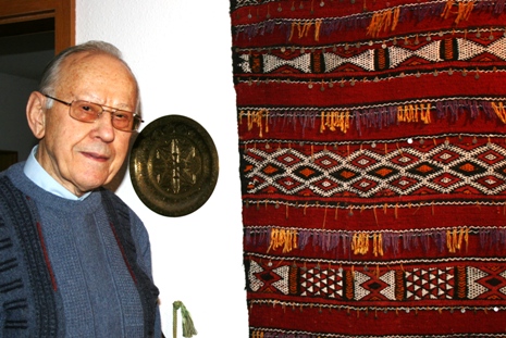 Vor einem Wandteppich aus Marokko: Alfons Hilmer bereiste viele Länder. Foto: humedica/Ruth Bücker