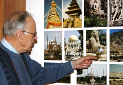 Erinnerungsfotos schmücken die Wände von Herrn Hilmers Wohnung. Foto: humedica/Ruth Bücker