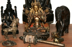 Das Ehepaar Hilmer besuchte viele Länder unserer Erde und brachte einige Erinnerungsstücke mit nach Hause. Foto: humedica/Ruth Bücker