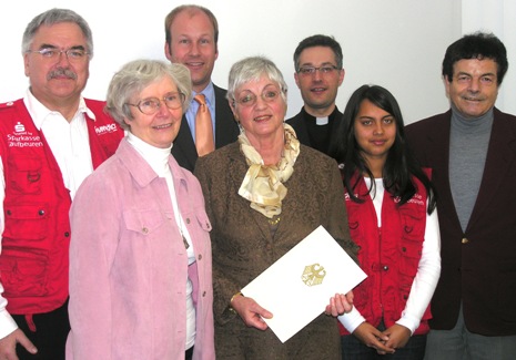 Landrat Martin Sailer (zweiter von links) überreichte Frau Samtleben-Spleiß die Verdienstmedialle. Zahlreiche Gratulanten, unter Ihnen auch Wolfgang Groß (erster von links) und seine Tochter Rebecca (zweite von rechts). Foto: humedica