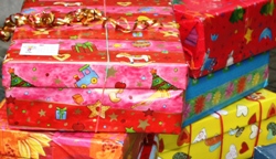 Helfen Sie uns, die "Geschenke mit Herz" zu sortieren. Foto: humedica