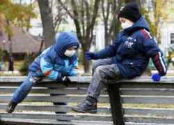 Ukrainische Kinder tragen zum Spielen Mundschutz, Kindergärten und Schulen wurden bereits geschlossen. Foto: Reuters/ Gleb Garanich
