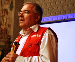 Wolfgang Groß, Geschäftsführer von humedica und Vorstandsvorsitzender von Mercy Ships Deutschland, stellte bei der Auftaktveranstaltung die beiden Hilfsorganisationen vor. Foto: humedica/ Steffen Richter