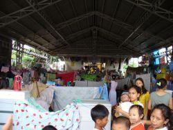 Land unter in Manila auch vier Wochen nach dem Wirbelsturm Ketsena