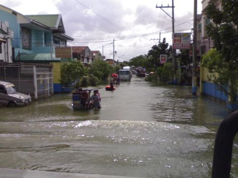 Nach wie vor sind einige Straßen überschwemmt. Foto: humedica