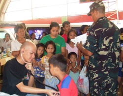 Das Militär hilft, wo es nur kann. Foto: humedica/ Christian Scholber