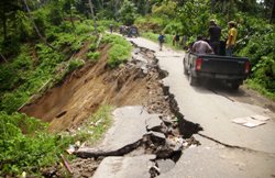 Die Straßen im Gebirge sind von Erdrutschen mitgerissen und zerstört worden. Foto: humedica/ Christian Batscheider