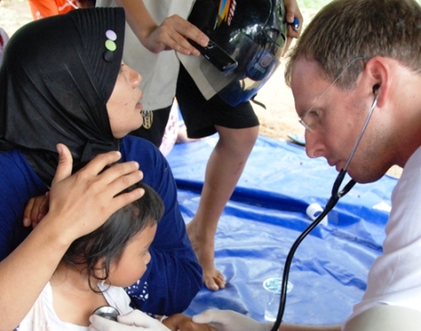 Dr. Tobias Kees ist auf Sumatra fürhumedicatätig. Foto: humedica/ Christian Batscheider