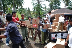 Die Helfer sind ständig im Einsatz um Hilfsgüter zu den Opfern der Beben zu bringen. Foto: humedica