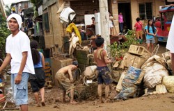 Insbesondere die Menschen in den Slums von Manila hat die Flut getroffen. Ihr Hab und Gut haben sie aus den Häusern auf die Straßen gebracht. Foto: humedica/ Heidi Nicklin