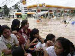 Flutopfer werden mit einem Boot evakuiert. Foto: Reuters/ Erik de Castro