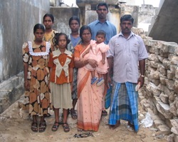 Eine Patenschaft in Sri Lanka kommt der gesamten Familie zu Gute. Foto: humedica