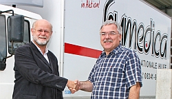 Herr Schuster, Geschäftsführer der S&K Reiseinseln in Kaufbeuren, übergab vor wenigen Tagen 1100 Euro an Wolfgang Groß. Foto: humedica/Joachim Panhans