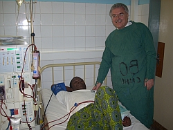 Beim Benin-Besuch von humedica-Geschäftsführer Wolfgang Groß im März 2009 wurde der Einsatz von Professor Stiegler vorbereitet. Foto: humedica