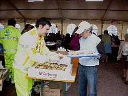 In Gemeinschaftszelten werden die obdachlosen Opfer des Bebens bis heute versorgt. Foto: humedica/Judith Kühl