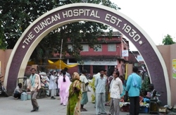 Der Eingang zum Duncan Hospital, in dem Mareen Posselt das nächste halbe Jahr arbeiten wird. Foto: humedica/ Mareen Posselt