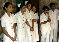 Das lokale medizinische Personal und Mareen Posselt arbeiten kollegial zusammen. Foto: humedica