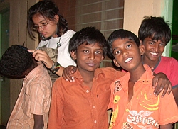 Haare schneiden - hier durch die Pastorentochter Jeanette Kern - gehört für die Heimkinder auch zum Alltag. Foto: PENIEL SOCIAL INSTITUTE