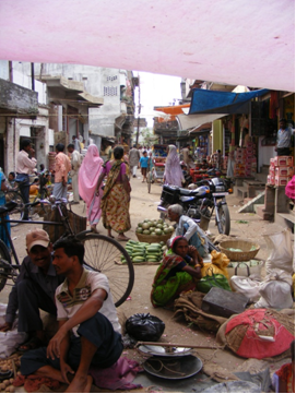 Buntes Treiben auf den Straßen von Raxaul. Foto: humedica/Ingelore Holzinger