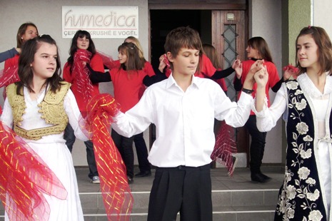 Neben Tänzen in traditioneller Kleidung trugen die Kinder und Jugendlichen Gedichte und Geschichten vor. Foto: humedica