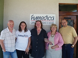 Frau Beate Blaha (m.) im Kreise der verantwortlichen Mitarbeiter des humedica-Projektes im Kosovo. Foto: humedica