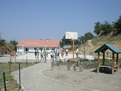 Von der IKEA-Stiftung gespendete Spielflächen gehören zur humedica-Einrichtung in Krushe e Vogel. Foto: humedica