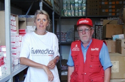 Waltraud Walz zusammen mit Esko im Medikamentenlager. Foto: humedica