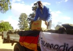 Wenn alle zusammen anpacken - Versorgungshilfe bringt dringend benötigte Spenden nach Simbabwe