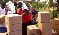 Zusammen mit lokalen Helfern werden die benötigten Medikamente verteilt. Foto: humedica