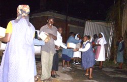 Hand in Hand wird bis in die Nacht hinein gearbeitet, um die Medikamente wieder in den Container zu laden. Foto: humedica