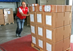 Hermann Schäffler mobilisert all seine Kräfte, um die Hilfsgüter versandfertig zu machen. Foto: humedica