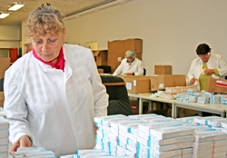 Im hauseigenen Medikamentenlager wird alles überprüft, sortiert und für den Transport verpackt. Foto: humedica