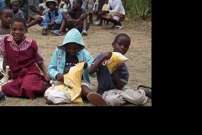 Simbabwe: Die ersten 1000 "Geschenke mit Herz" verteilt