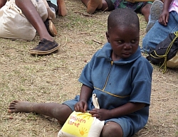 In Simbabwe werden die "Geschenke mit Herz" in Beuteln verteilt, die Freude ist auch hier riesig. Foto: humedica/Karin Uckrow