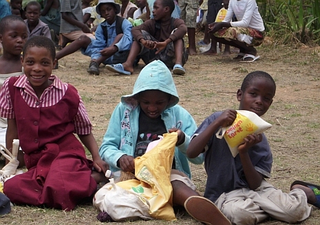 Bisher wurden 1000 Päckchen verschenkt, 2000 weitere folgen bis Heiligabend. Foto: humedica/Karin Uckrow